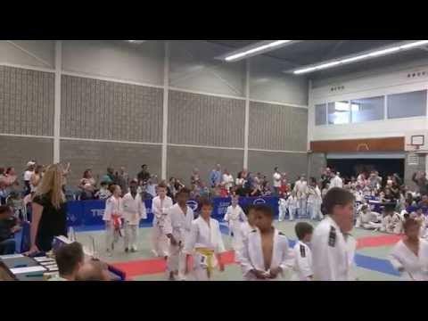 Binnenkomst judoka's JCR Judo tijdens de clubkampioenschappen 2016