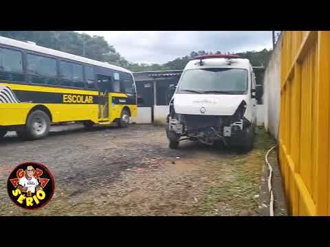 AMBULÂNCIA BATIDA NA GARAGEM DOS MICROS.