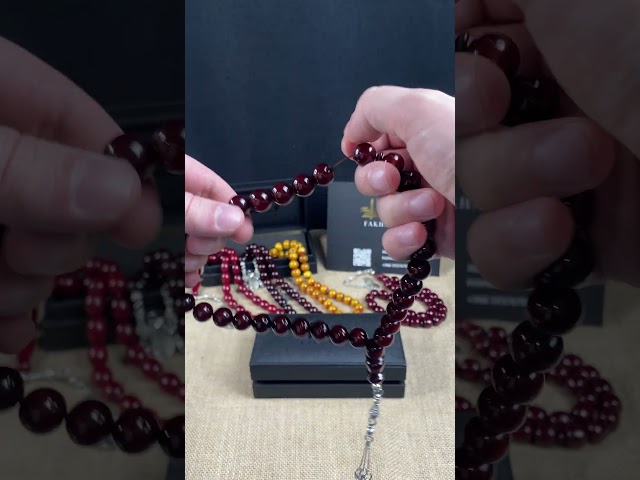 سبحة مسكي عسلي ممزوج بالاسود معتقة بشرابة تحمل شعار المملكة