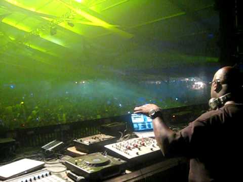 Carl Cox plays  Petrae Foy & PJC's Predator (Andy Slate Remix) @ ULTRA WMC 2010  HD