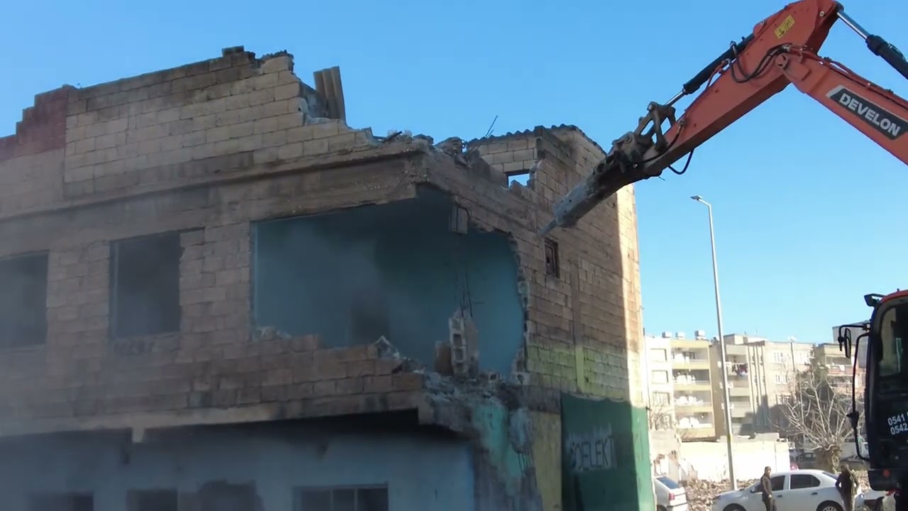 BÜYÜKŞEHİR, 25 METRELİK YOL PROJESİ İÇİN 59 BAĞIMSIZ YAPININ YIKIMINI TAMAMLADI