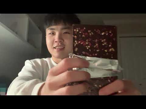 Lindt 70% Cacao Raspberry and Hazelnut Chocolate Unboxing ( SPOIL: ITS VERY GOOD )