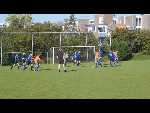 Rustig opgebouwde aanval IJFC met schot net over.