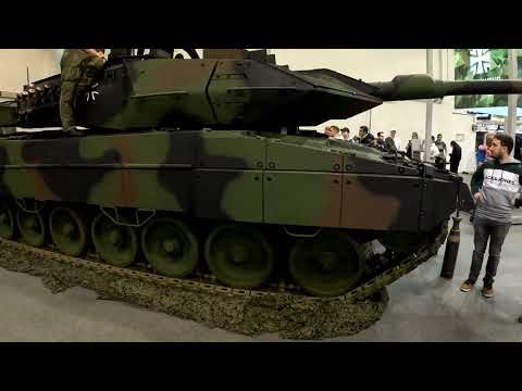 Leopard Kampfpanzer Leopard 2A6 battle tank Technik auf Messe Bundeswehr Ausstellung NEU 4k 12-2023