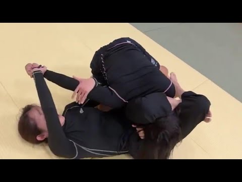 頑張れ女子ノーギ柔術スパーリング