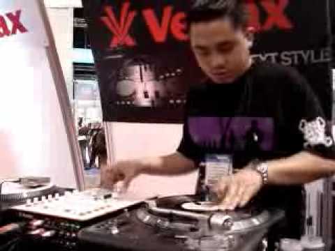 DJ Happee freestyle skratching @ NAMM 08