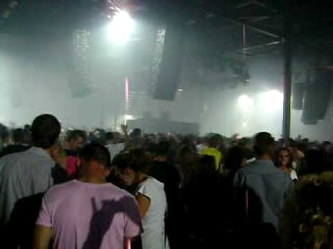 Tiesto @ Evolution playing Zombie Nation - Kernkraft 400