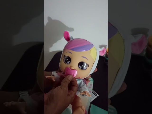 Vídeo relacionado con Bebés Llorones Day Care Dreamy, Lleva Un Conjunto de Jardín de Infancia con 3 Accesorios, Sus Ojos se Iluminan y Llora Lágrimas de Verdad, Juego Niñas y Niños de 18+ Meses
