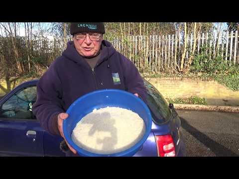 EASY FISHING. Bait Tips. Preparing bread for feed