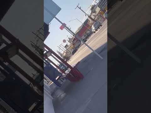 Camioneta provoca choque y huye en la colonia Rosario