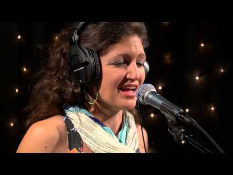 Salt Petal - Por La Luna (Live on KEXP)
