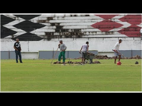Santa Cruz realiza reparos no gramado do Arruda