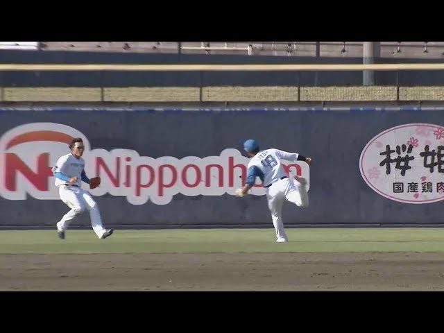 【ファーム】ファイターズ・佐藤龍世 ライト手前の打球を猛チャージで背走キャッチ!! 2022年4月9日  北海道日本ハムファイターズ 対 東京ヤクルトスワローズ