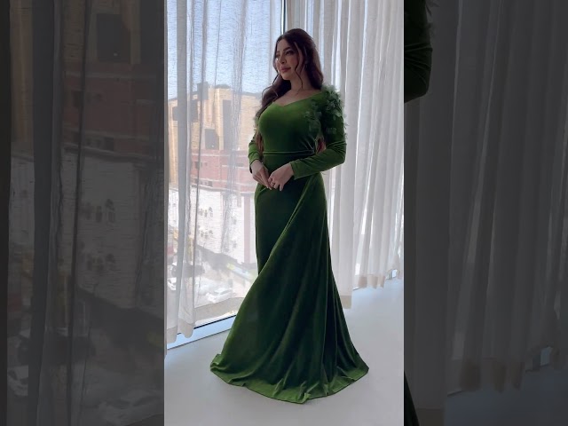 فستان سهرة مخملي أخضر