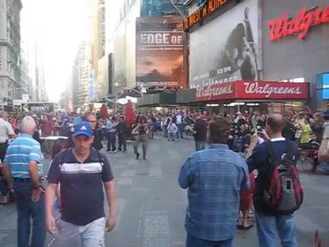 Lori Jean Smith Attracts Crowd Before Florida Worship Choir and Orchestra Flash Mob in Times Square