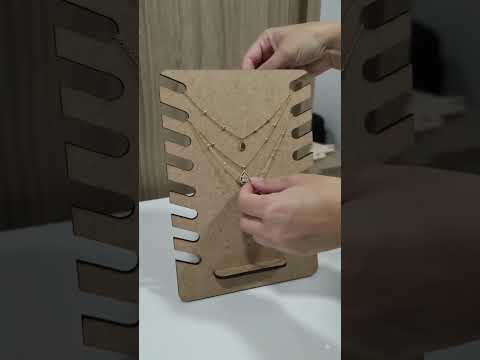 tenha um organizador de colares para deixar o seu guarda-roupa/suas jóias mais organizados