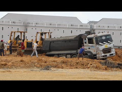 Heavy equipment - យីឌុបដឹកដីជាប់ផុង - Hyundai dump truck stuck in deep & recovery by 2 bulldozer