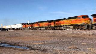 preview picture of video 'BNSF Eastbound piggyback train at  track speed, West of Grants, New Mexico'