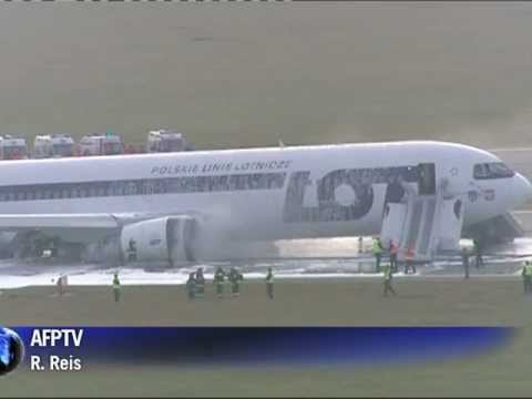 Boeing 767 legt spektakuläre Bauchlandung hin