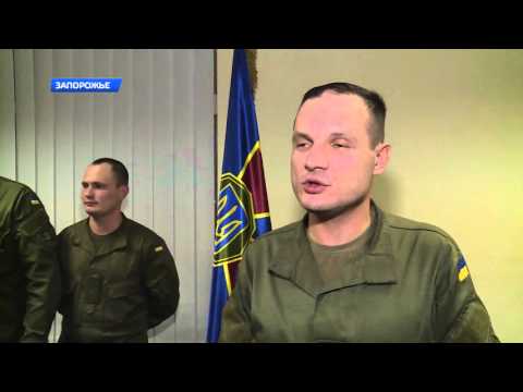 Командир воинской части 30 26 проводит экскурсию для депутатов Запорожского городского совета.