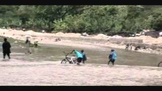 preview picture of video 'Dondon (Haïti) - traversée de 'Dlo Bouk' à moto'