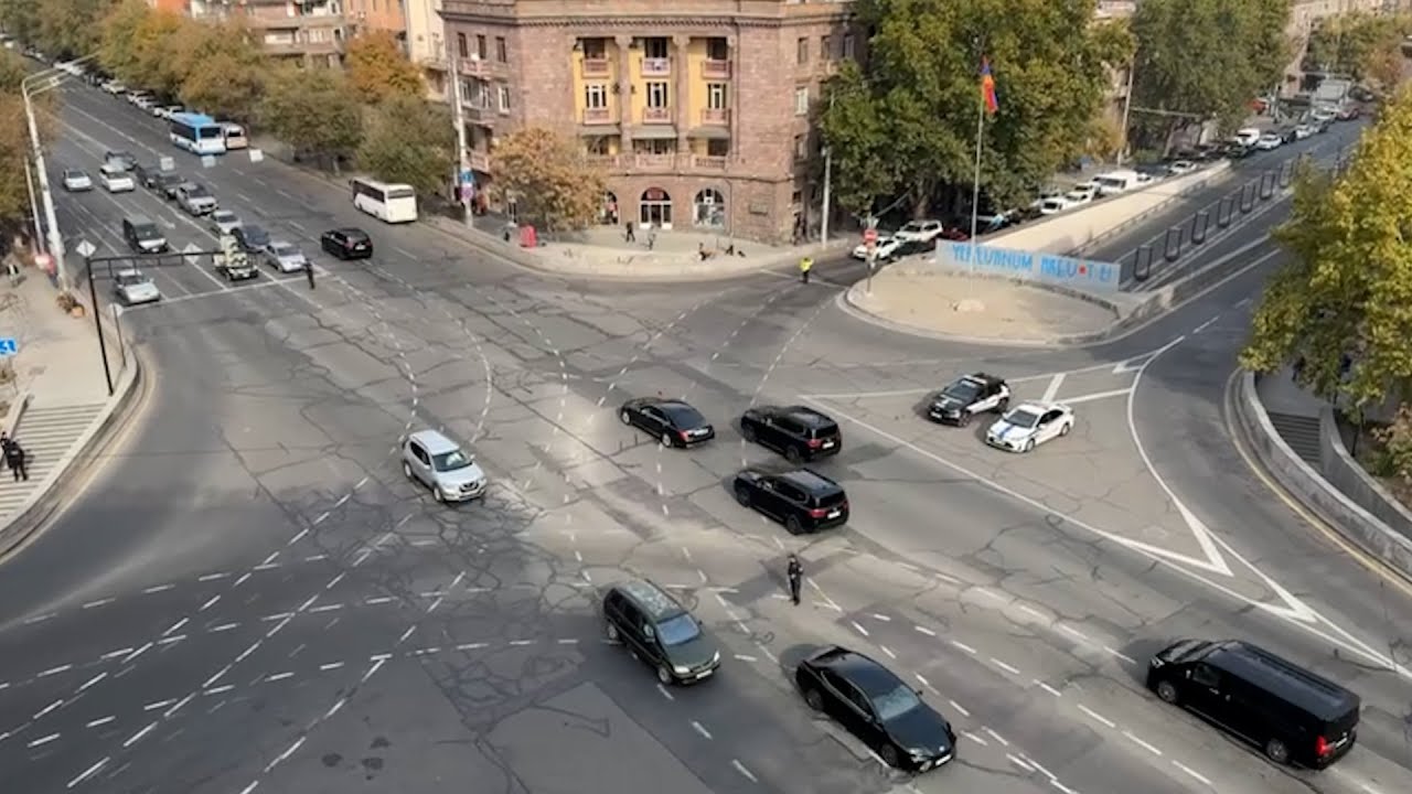 Վարորդներն ազդանշաններով են «ուղեկցում» Փաշինյանի ավտոշարասյանը