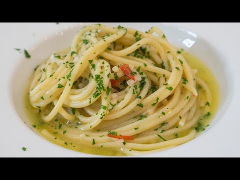 Spaghetti aglio olio e peperoncino, la vera ricetta per farli cremosi e saporiti