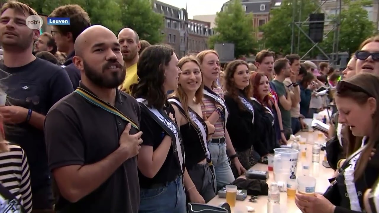 Ruim 4.000 oud-studenten van KU Leuven nemen deel aan Beiaardcantus op Ladeuzeplein in Leuven