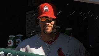 Wainwright talks while Carpenter throws ice