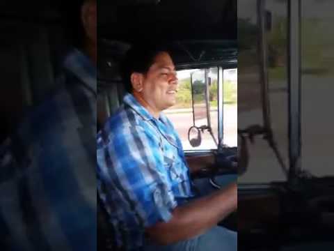 Felo tocando su mambo en la bocina del camion que bello suena eso musica para mis oidos (Camiones RD