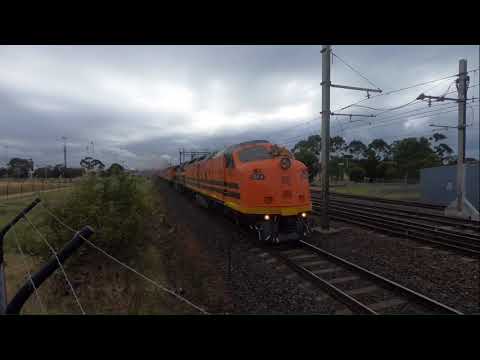 9721V And 5AM5 Crossing Each Other In Laverton - 18/12/2020