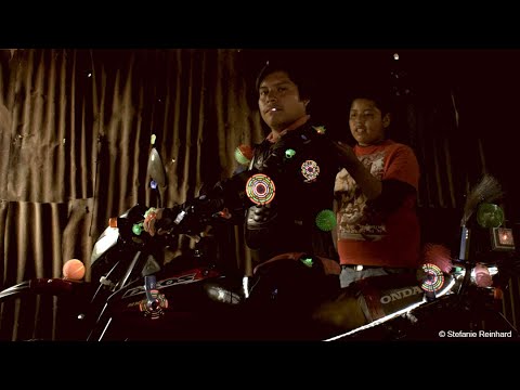 afbeelding Al Motociclista no le Cabe la Felicidad en el Traje