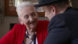 Musik-Video-Miniaturansicht zu Mothers Are the Superheroes of the Universe Songtext von Boy George