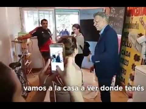 Desopilante imitación de Macri timbreando