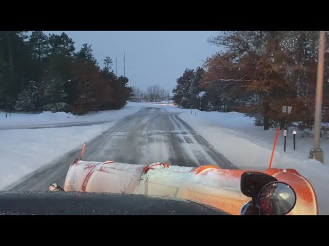 州当局は水曜朝、嵐が小康状態の中で不必要な旅行をしないよう警告