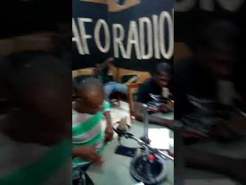Lezy Booza en mode freestyle sur la Radio Djekafo