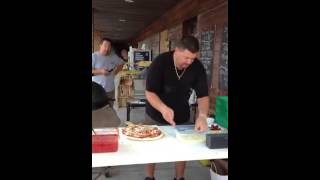 Guppie makes pizza on the Big Green Egg