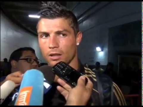 Cristiano Ronaldo entrevista corrige periodista gracioso. "Cristiano estas concentrado"? completo