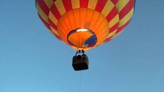 preview picture of video 'Para sprong uit ballon van Rik Pals, piloot van Westerwolde Ballooning :)'