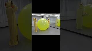 巨大風船をはさんで押し相撲をする。We play push sumo while holding a giant balloon between us.