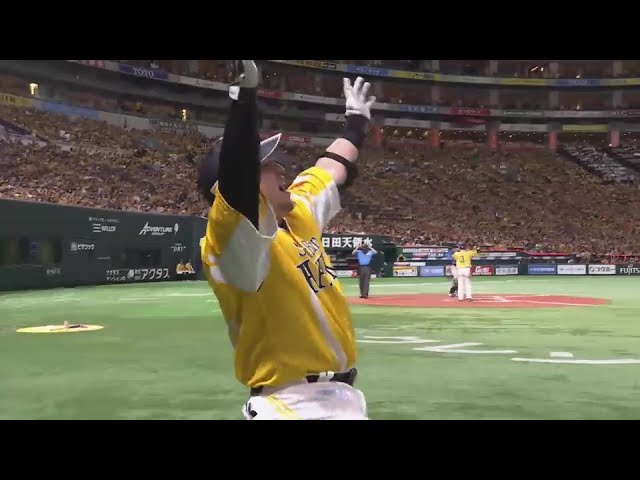 【7回裏】これが4番の一発!! ホークス・山川穂高 レフトスタンドへ勝ち越しのホームラン!!  2024年8月3日 福岡ソフトバンクホークス 対 北海道日本ハムファイターズ