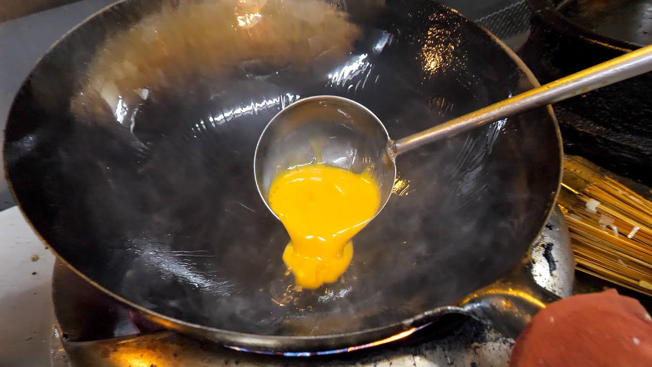 A 67-year-old Chinese chef can serve food in 3 minutes and satisfy 300 people.