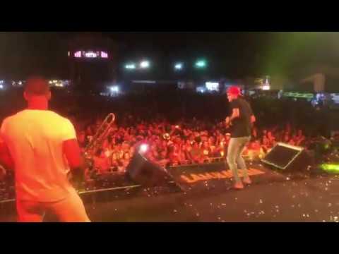 Pirâmide da pisadinha fazendo participação no show do Lambasaia