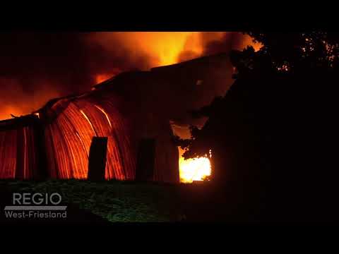Grote brand in bedrijfspand in Grootebroek zorgt voor veel rook