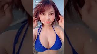 青ビキニ 巨乳揺れ