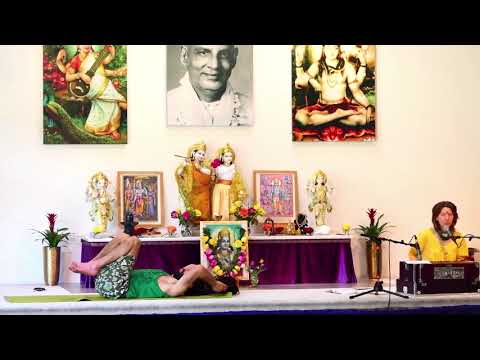 Yogastunde für Ram Navami von Vani Devi mit Momo
