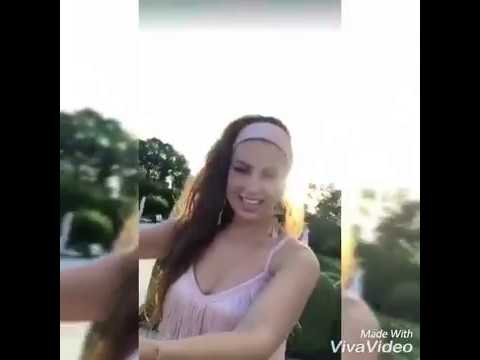 Videoclip de Me Oyen, Me Escuchan — Thalia