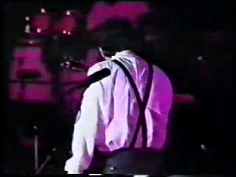 ابی و آهنگ‌های گوگوش در کنسرتی به یاد ماندنی