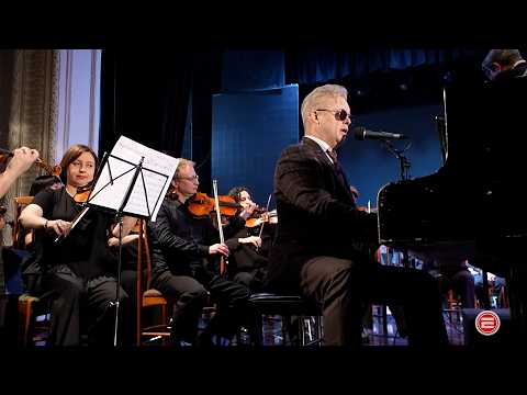 Рок-н-ролл с симфоническим оркестром. В Ревде выступил виртуоз-пианист Денис Мажуков