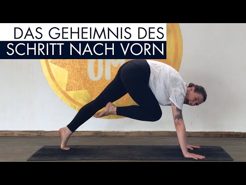 Foot forward in sun salutation | Yoga for beginners #yogatips